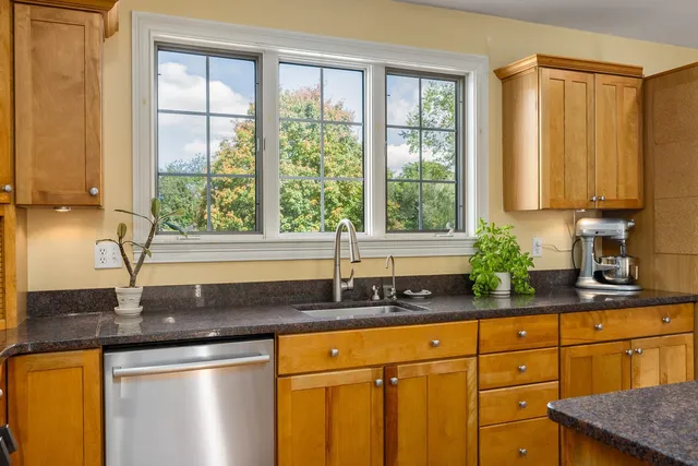 $1,100,000 | 71 Winnicut Road, North Hampton, NH 03862