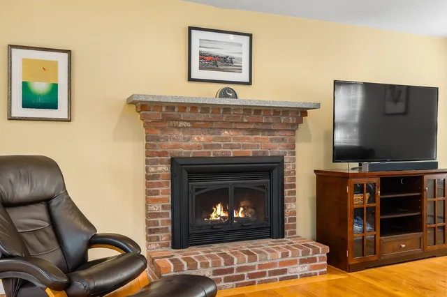 $1,100,000 | 71 Winnicut Road, North Hampton, NH 03862