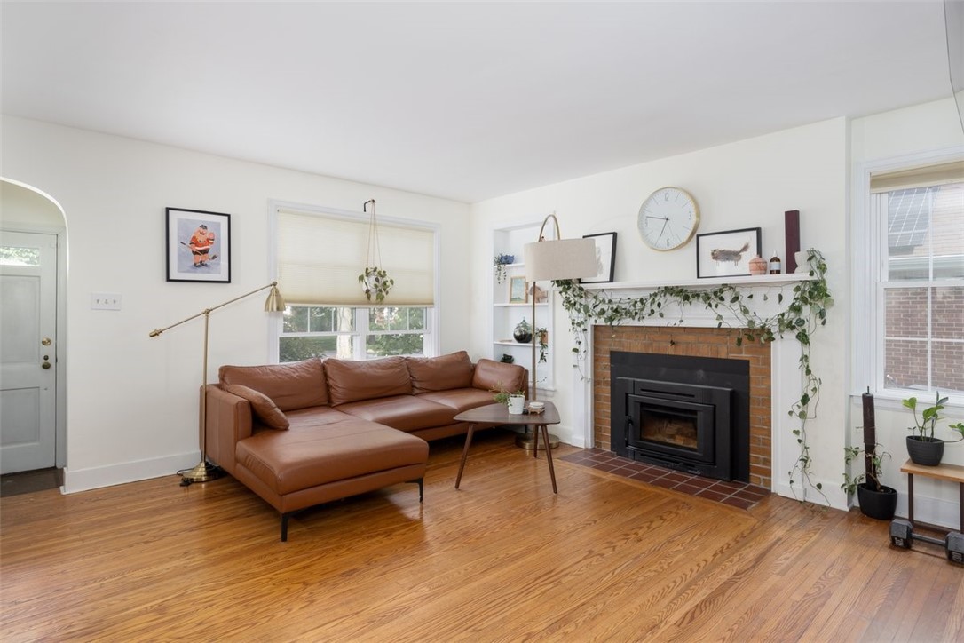 486 Mt Vernon Road Amherst, NY 14226 - Photo 3 of 18 Living Room