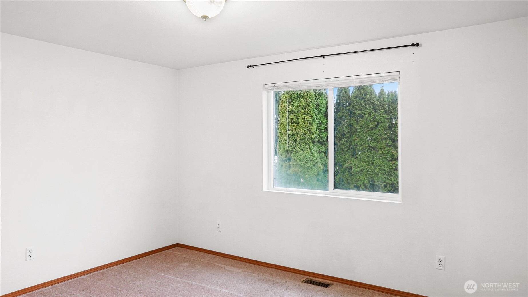 940 Capstone Avenue Othello, WA 99344 - Photo 13 of 25 an empty room with a window