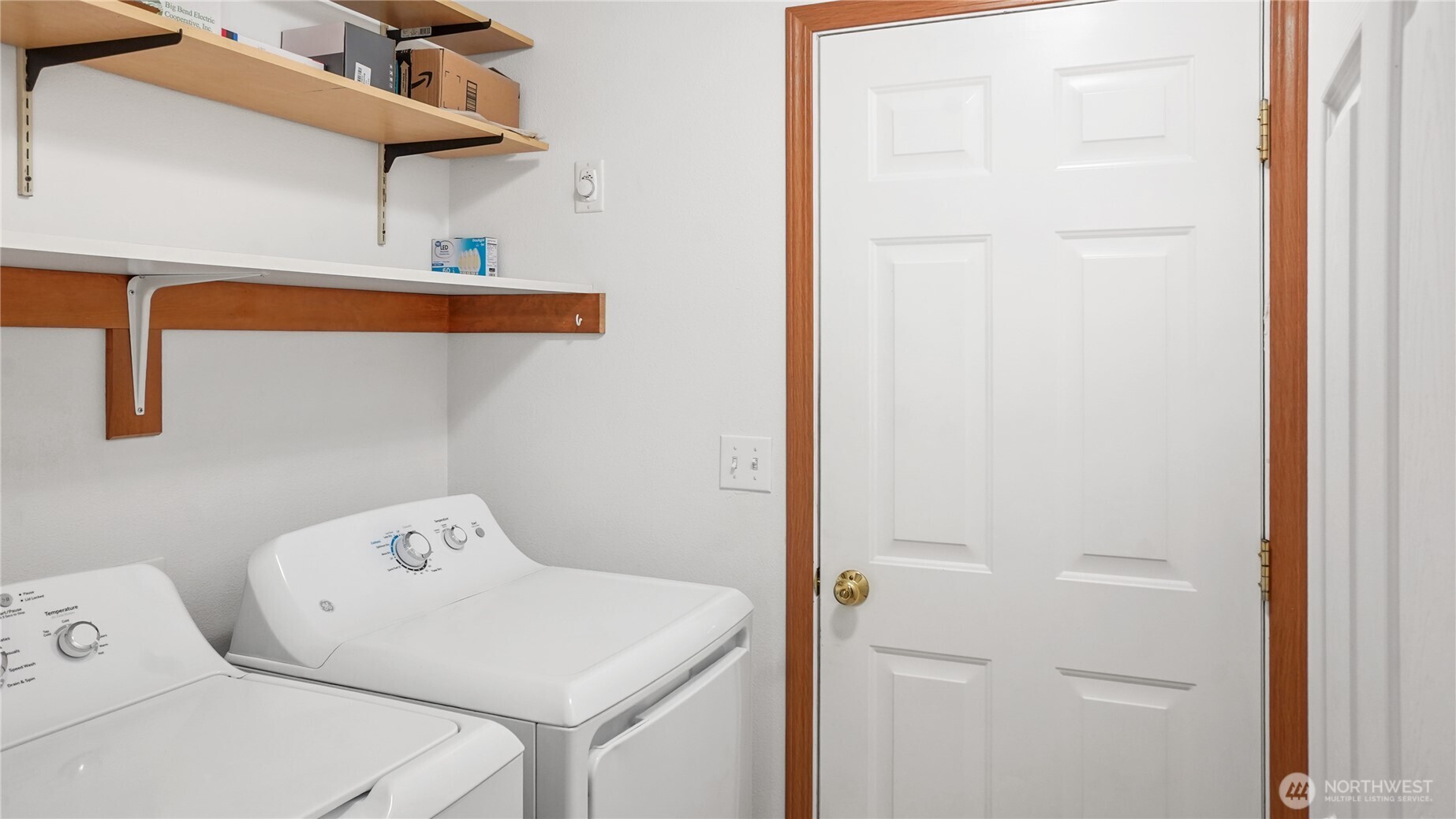 940 Capstone Avenue Othello, WA 99344 - Photo 21 of 25 a utility room with dryer and washer