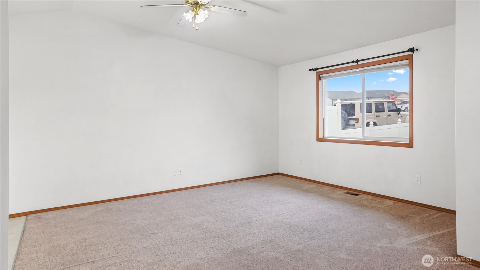 940 Capstone Avenue Othello, WA 99344 - Photo 7 of 25 an empty room with a window