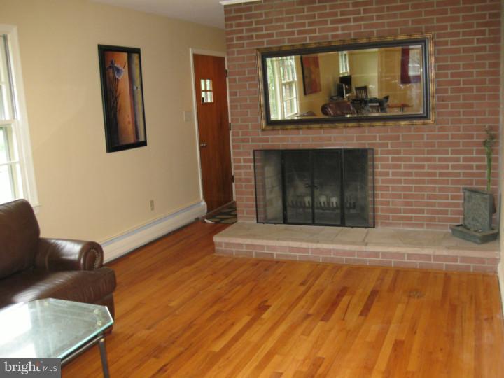 892 Spring City Road Phoenixville, PA 19460 - Photo 9 of 18 Living Room