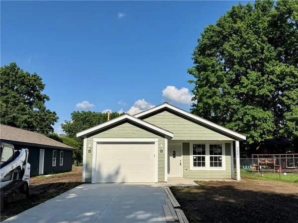 $297,000 | 1221 South Maple Street, Ottawa, KS 66067