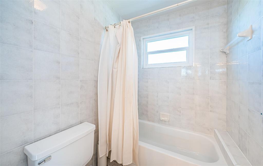 30 Dolphin Drive Treasure Island, FL 33706 - Photo 40 of 71 a bathroom with a toilet and bathtub