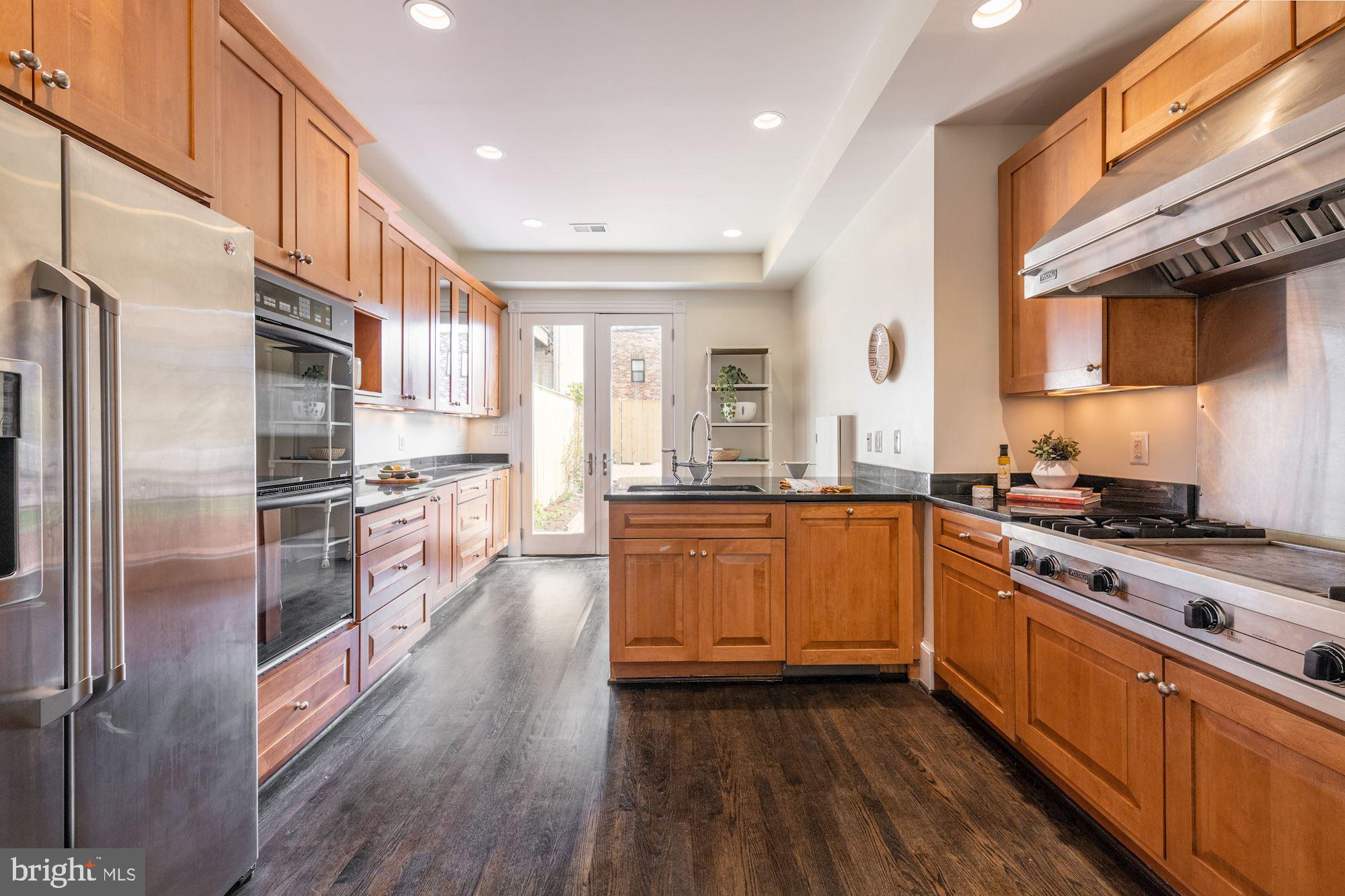 320 12th Street Southeast Washington, DC 20003 - Photo 6 of 20 Large gourmet kitchen