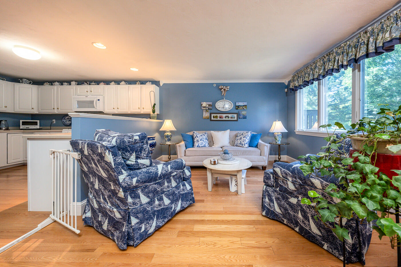 4 Classic Circle Mashpee, MA 02649 - Photo 7 of 32 Living room