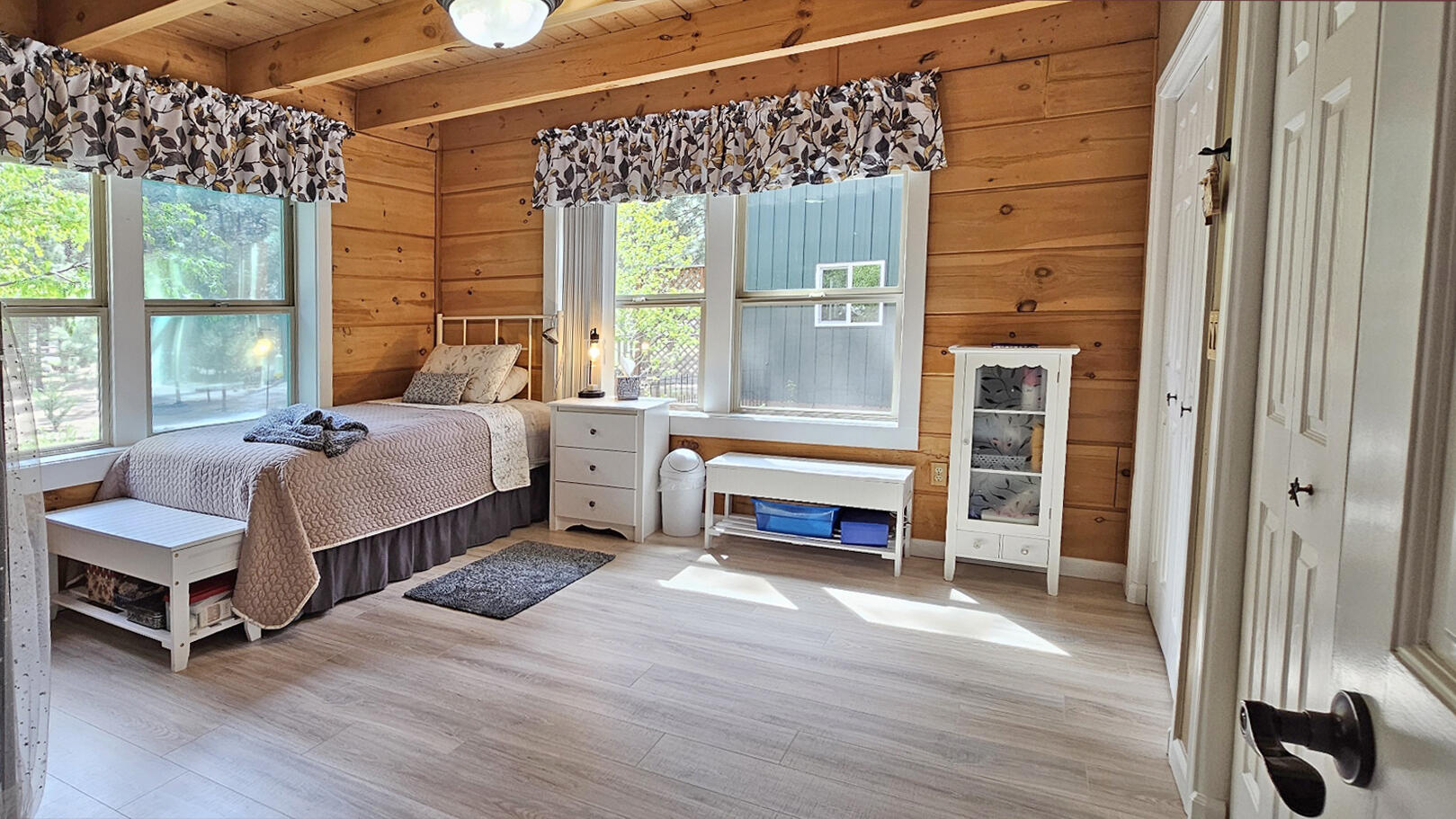 17659 Rosland Road La Pine, OR 97739 - Photo 16 of 33 a bedroom with a bed and a mirror