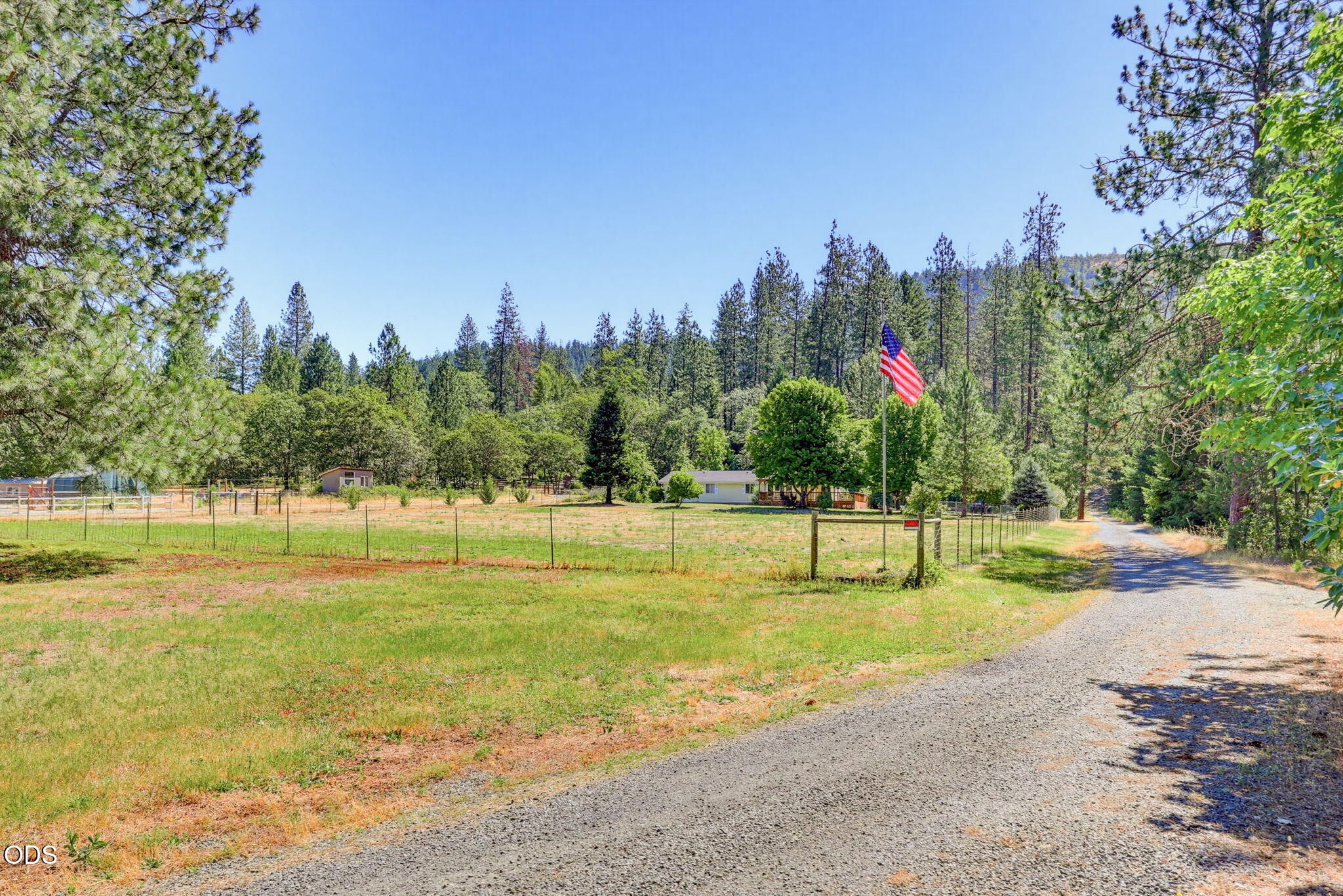2072 East Evans Creek Road Rogue River, OR 97537 - Photo 4 of 31