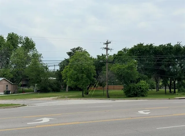 a view of a yard in front of a house