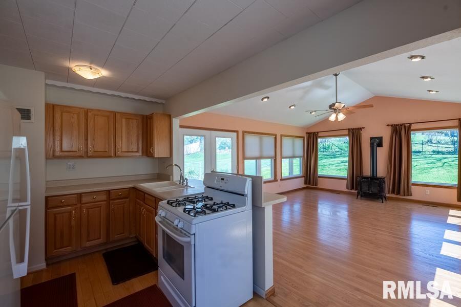 205 West Stonegate Road Peoria, IL 61614 - Photo 23 of 44 Gallery Image 23