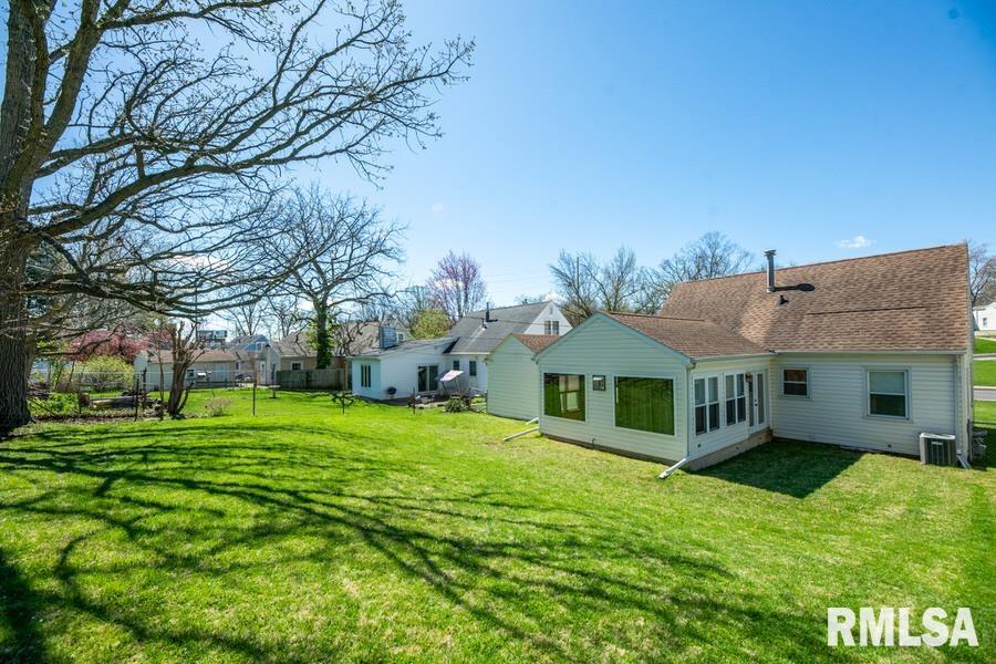 205 West Stonegate Road Peoria, IL 61614 - Photo 8 of 44 Gallery Image 8
