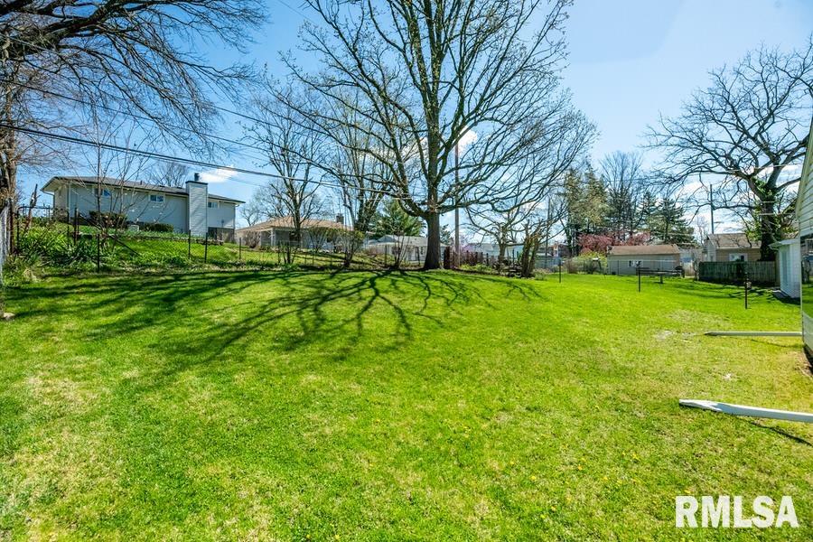 205 West Stonegate Road Peoria, IL 61614 - Photo 9 of 44 Gallery Image 9