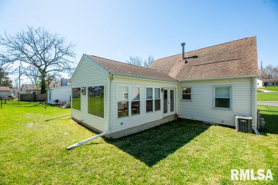 205 West Stonegate Road Peoria, IL 61614 - Photo 10 of 44 Gallery Image 10