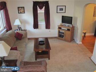 354 Rambling Way Springfield, PA 19064 - Photo 3 of 12 Living Room