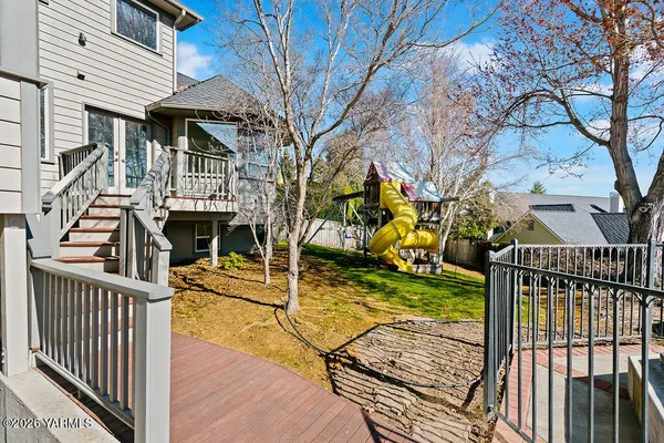 a view of a house with backyard