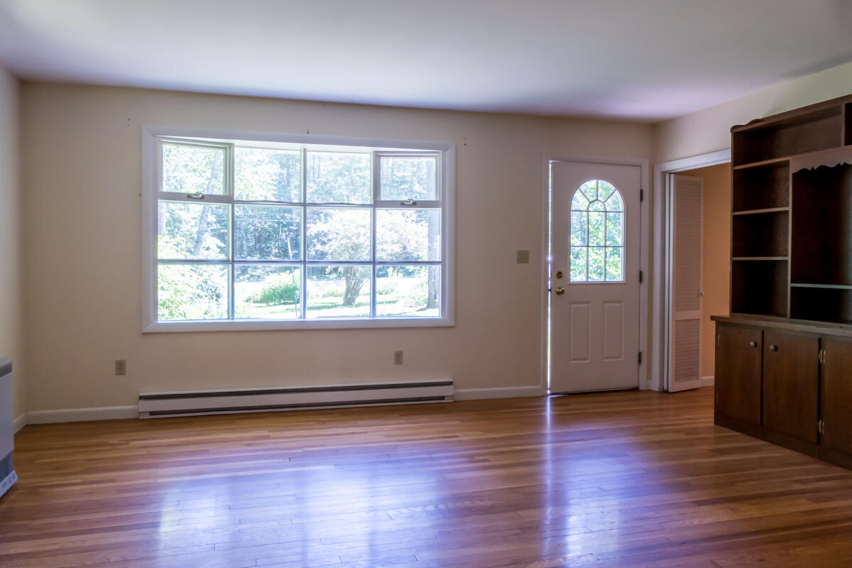 39 Spar Cove Road Freeport, ME 04032 - Photo 13 of 67 7-Living room (1 of 5)