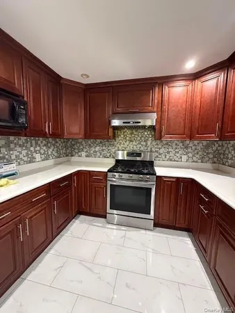 $2,600 | 21 North Grove Street, Unit 2, Valley Stream, NY 11580