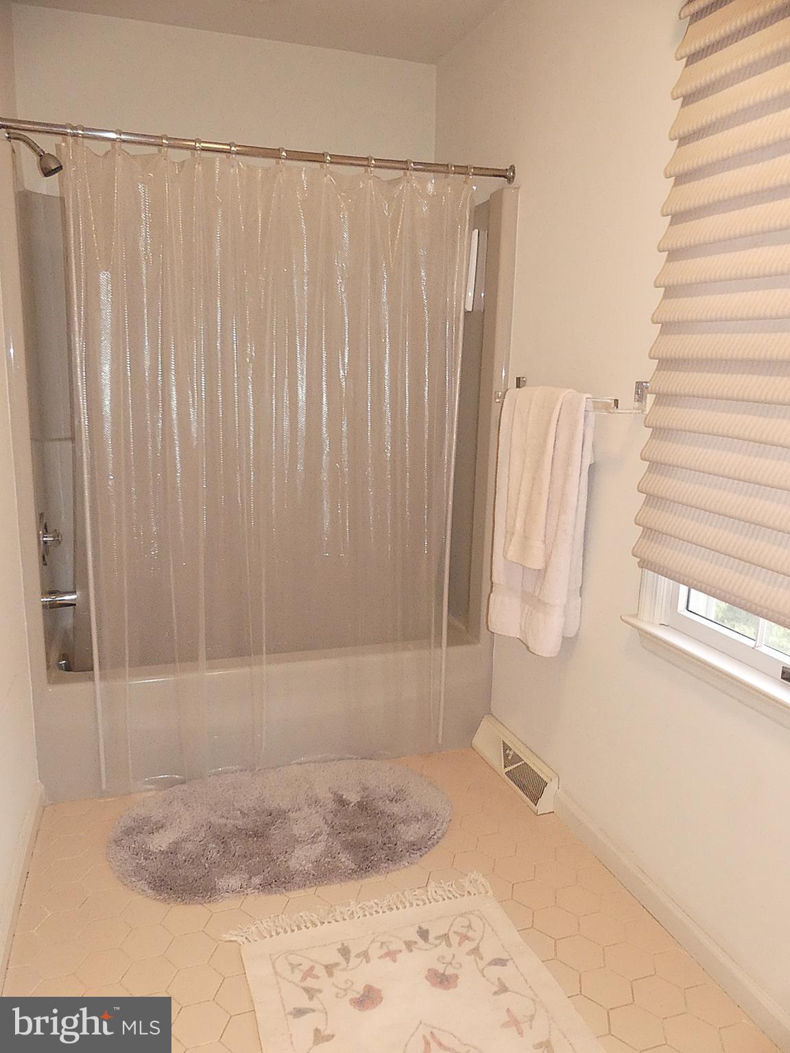 24 Fawn Drive Reading, PA 19607 - Photo 41 of 47 Full Bath