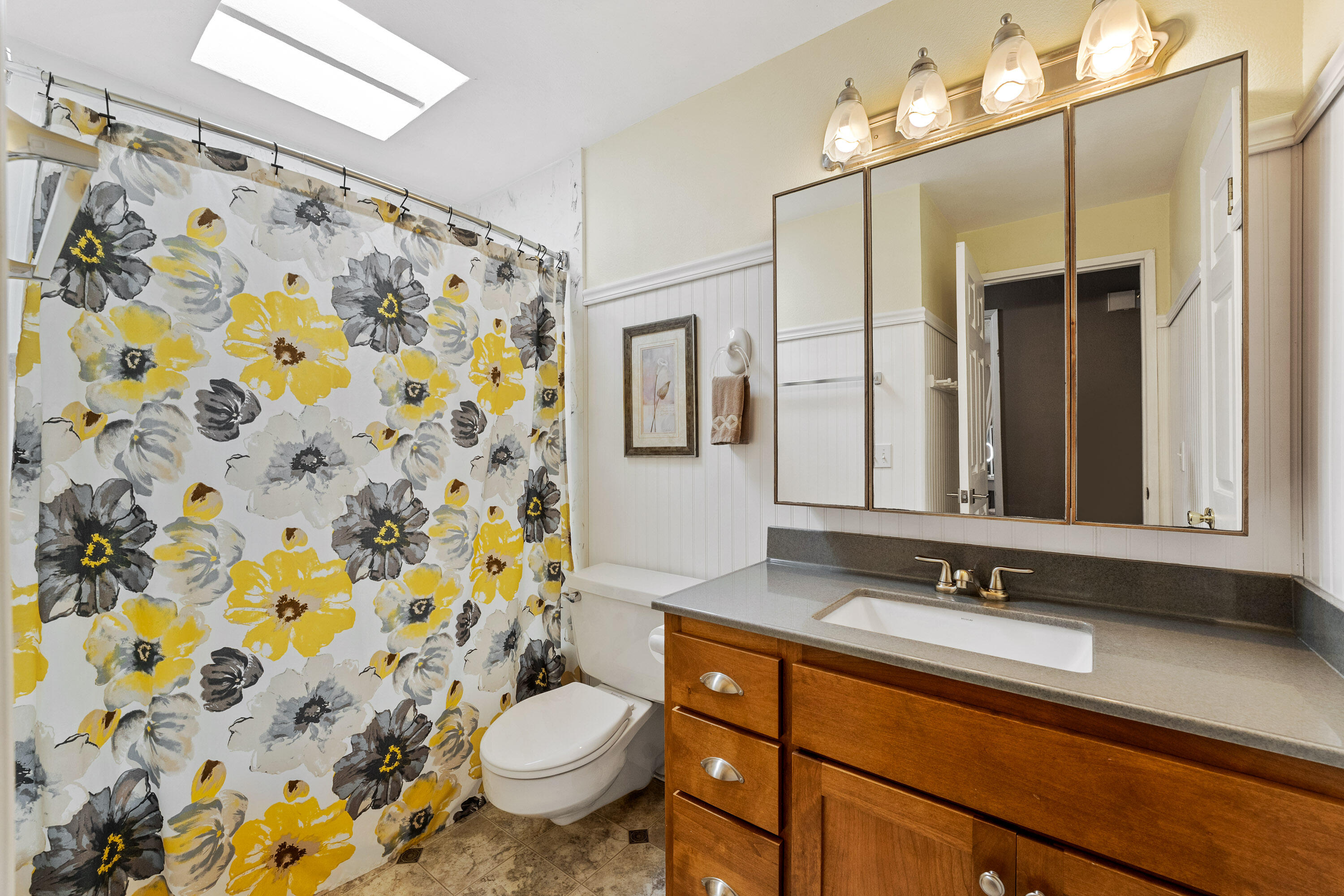 4234 Reese Creek Road Eagle Point, OR 97524 - Photo 17 of 36 Guest Bathroom