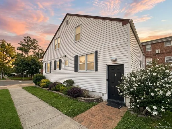 $2,800 | 460 Atlantic Avenue, East Rockaway, NY 11518