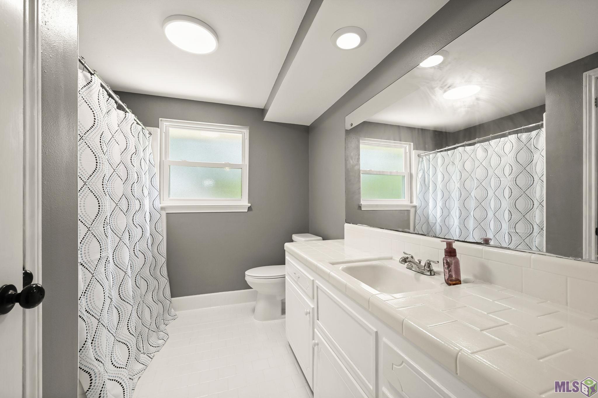 1085 Braeburn Drive Baton Rouge, LA 70815 - Photo 15 of 27 Upstairs Bathroom