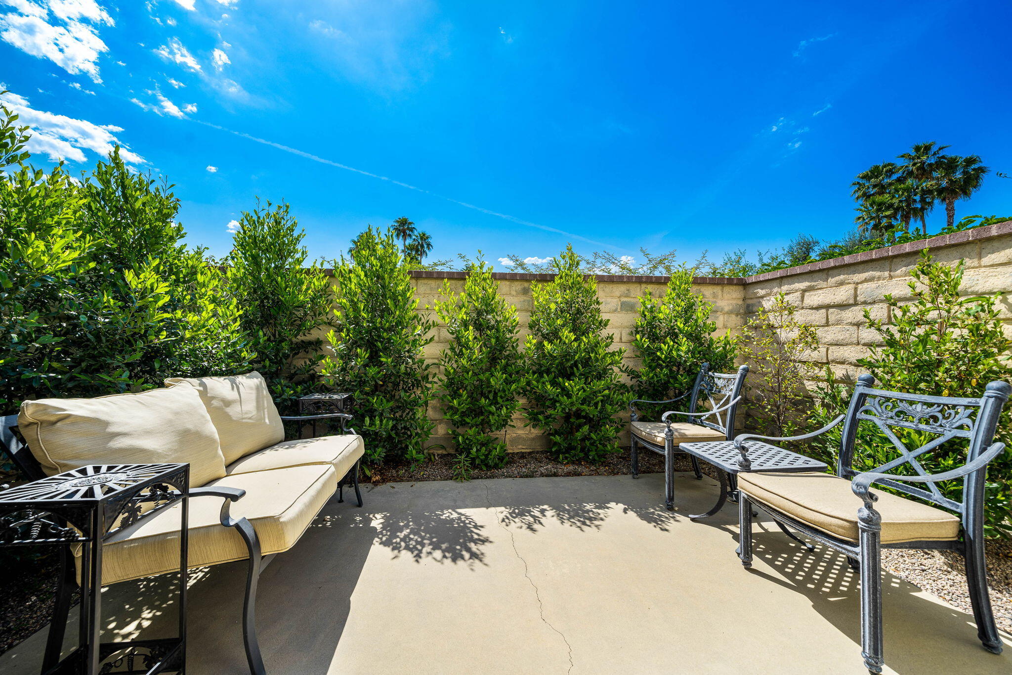 1 Rutgers Court Rancho Mirage, CA 92270 - Photo 25 of 37 a view of a tables and chairs in patio