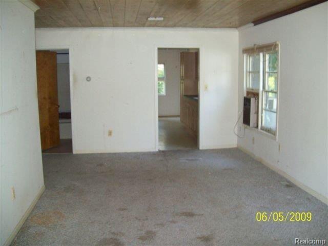 4095 Mapleleaf Road Waterford, MI 48328 - Photo 2 of 8 living