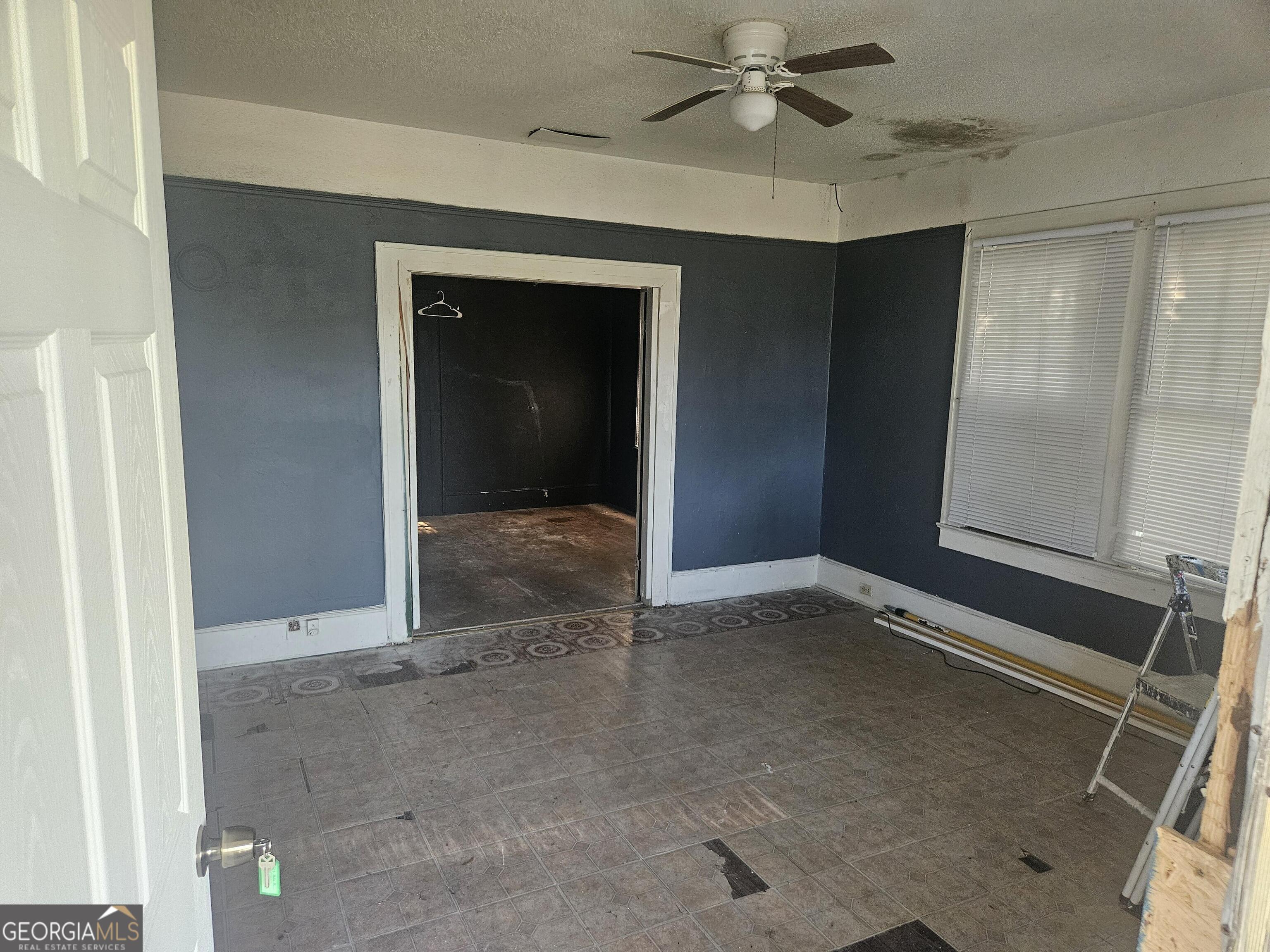 604 Hicks Street Waycross, GA 31501 - Photo 5 of 10 an empty room with fan