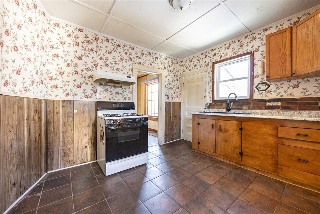 31 Jefferson Street Lynn, MA 01902 - Photo 6 of 17