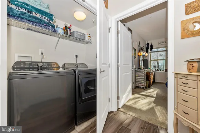 a view of a livingroom with washer and dryer