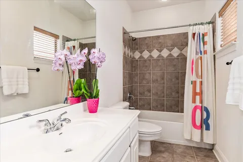 $1,100,000 | 37 Autumn Oaks Drive, The Hills, TX 78738