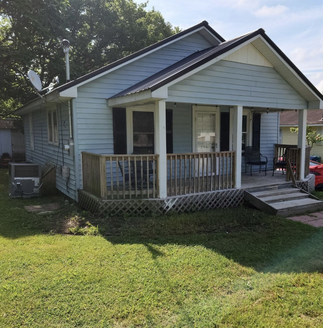 256 Walker Street Manchester, TN 37355 - Photo 2 of 14 a view of a house with backyard and garden