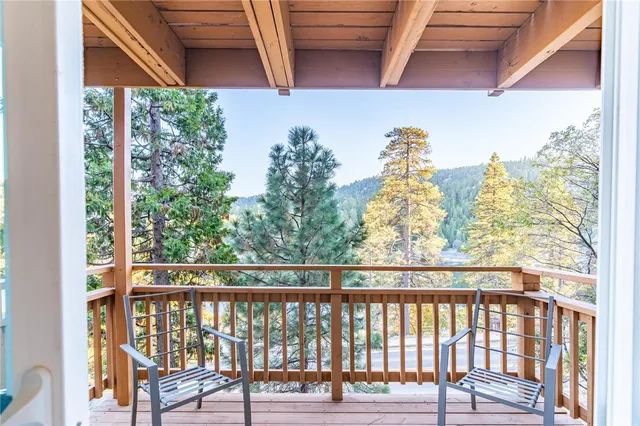 a view of a yard with a house