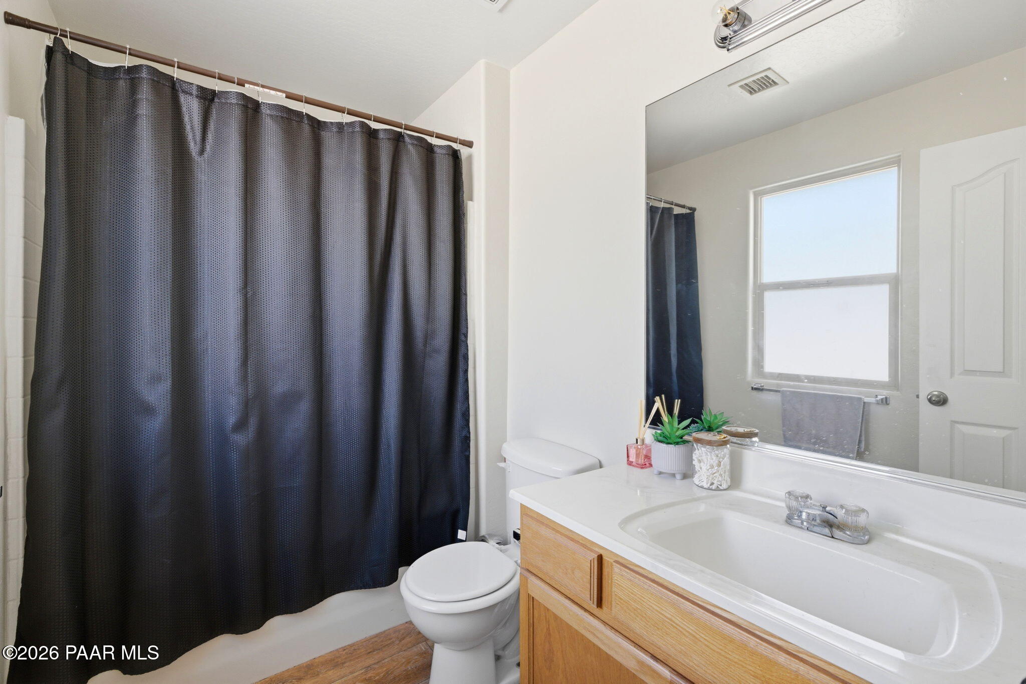 5290 North Robert Road Prescott Valley, AZ 86314 - Photo 8 of 12 15-Primary Bathroom
