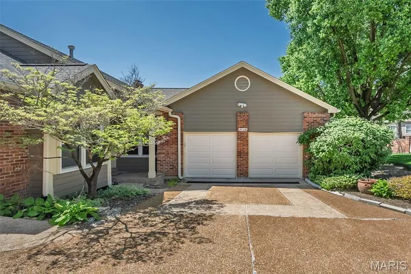 $575,000 | 14316 Willow Spring Hill Drive, Chesterfield, MO 63017