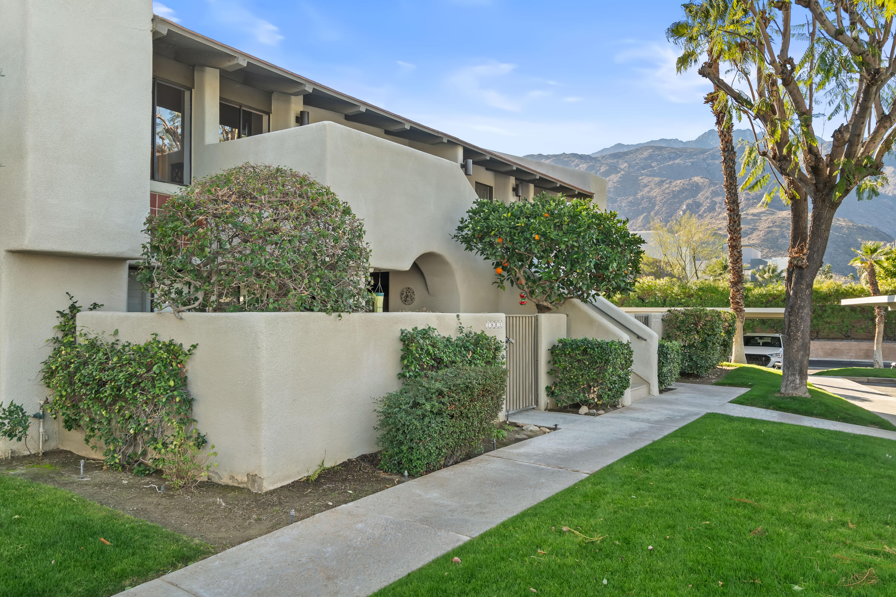 1150 East Amado Road, Unit 18B2 Palm Springs, CA 92262 - Photo 2 of 33 IMG-2
