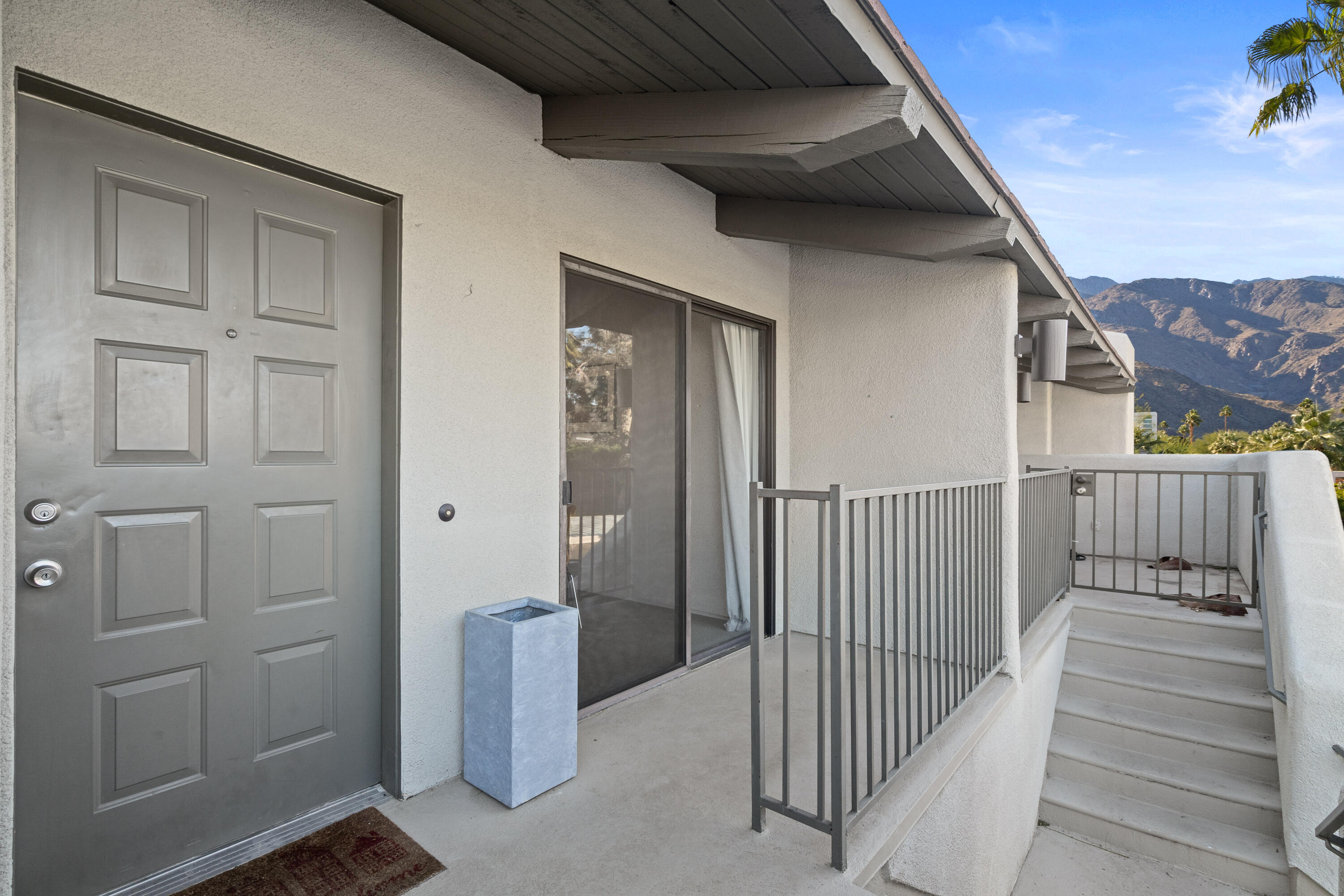 1150 East Amado Road, Unit 18B2 Palm Springs, CA 92262 - Photo 3 of 33 IMG-3