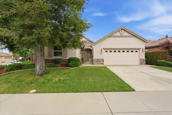 a view of backyard of house and garage