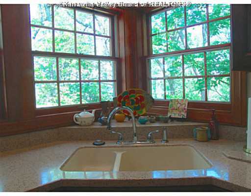 975 North Rustling Road South Charleston, WV 25303 - Photo 5 of 16 Kitchen.