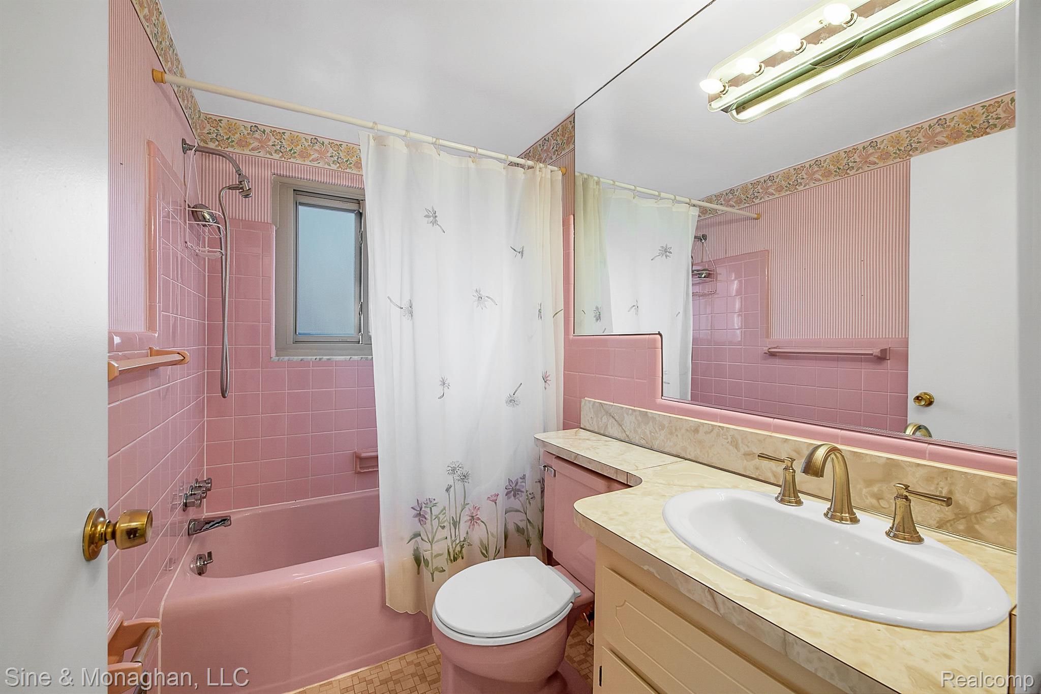 880 North Adams Road, Unit 2 Birmingham, MI 48009 - Photo 17 of 28 Full tiled bath