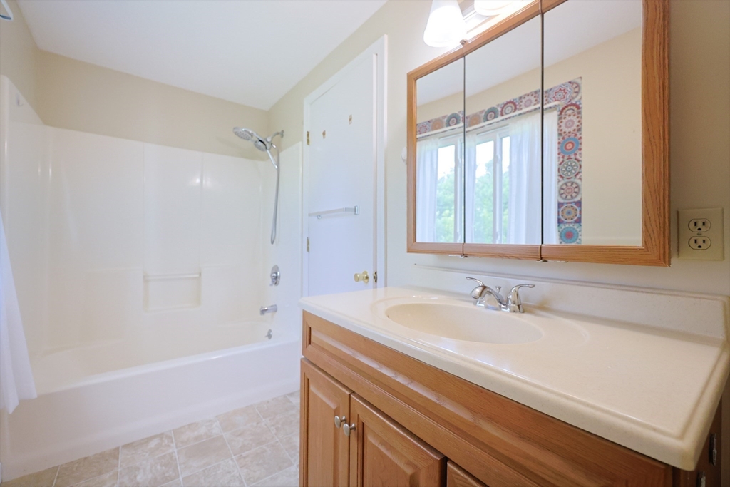 49 Stone Ridge Road, Unit 49 Franklin, MA 02038 - Photo 17 of 33 Gallery Image 17