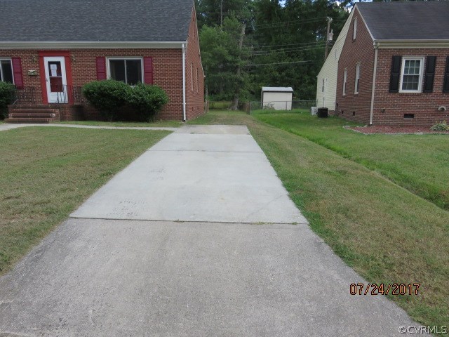 734 Hampton Road Petersburg, VA 23805 - Photo 4 of 34 734 Hampton Rd - Driveway