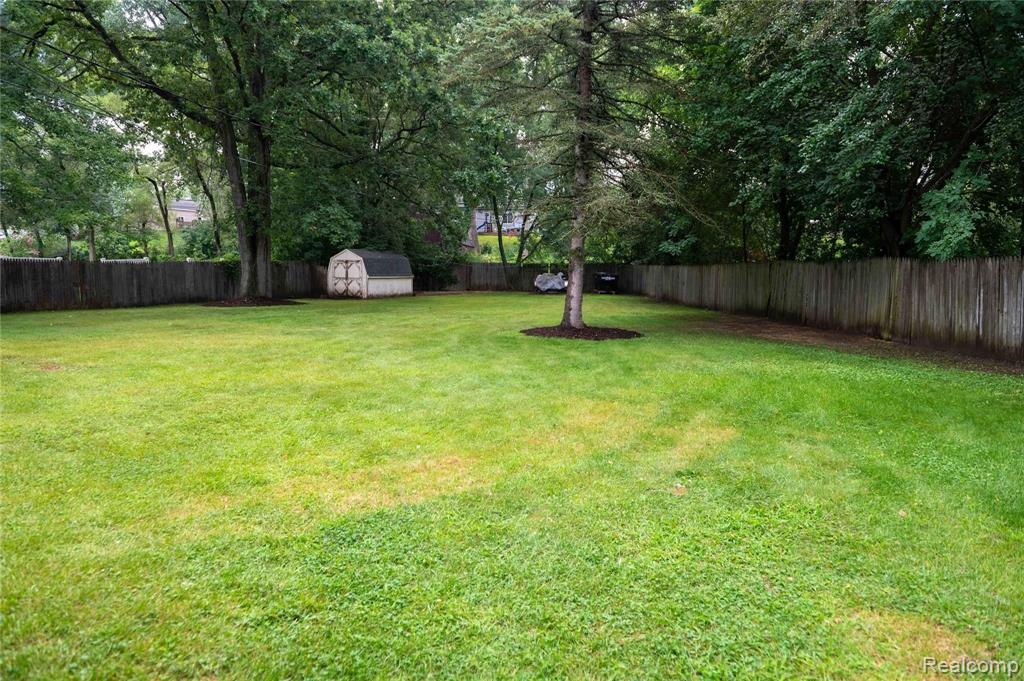 5379 Farm Road Waterford, MI 48327 - Photo 3 of 34