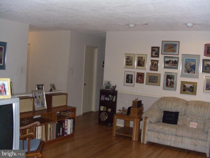 11712 Smoketree Road Potomac, MD 20854 - Photo 18 of 26 Living Room