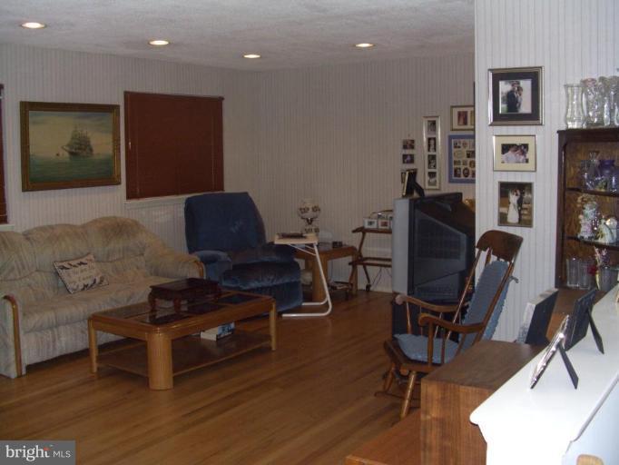 11712 Smoketree Road Potomac, MD 20854 - Photo 21 of 26 living room