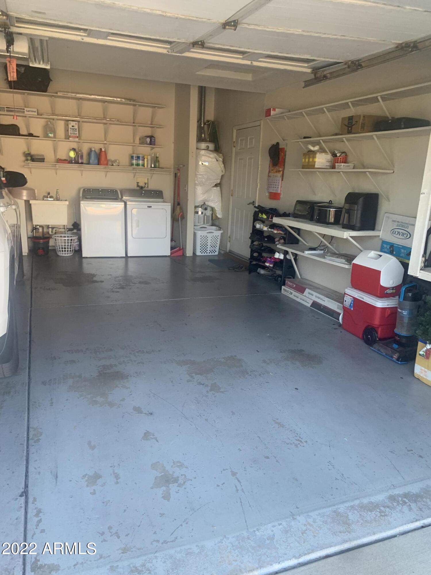 GARAGE/LAUNDRY