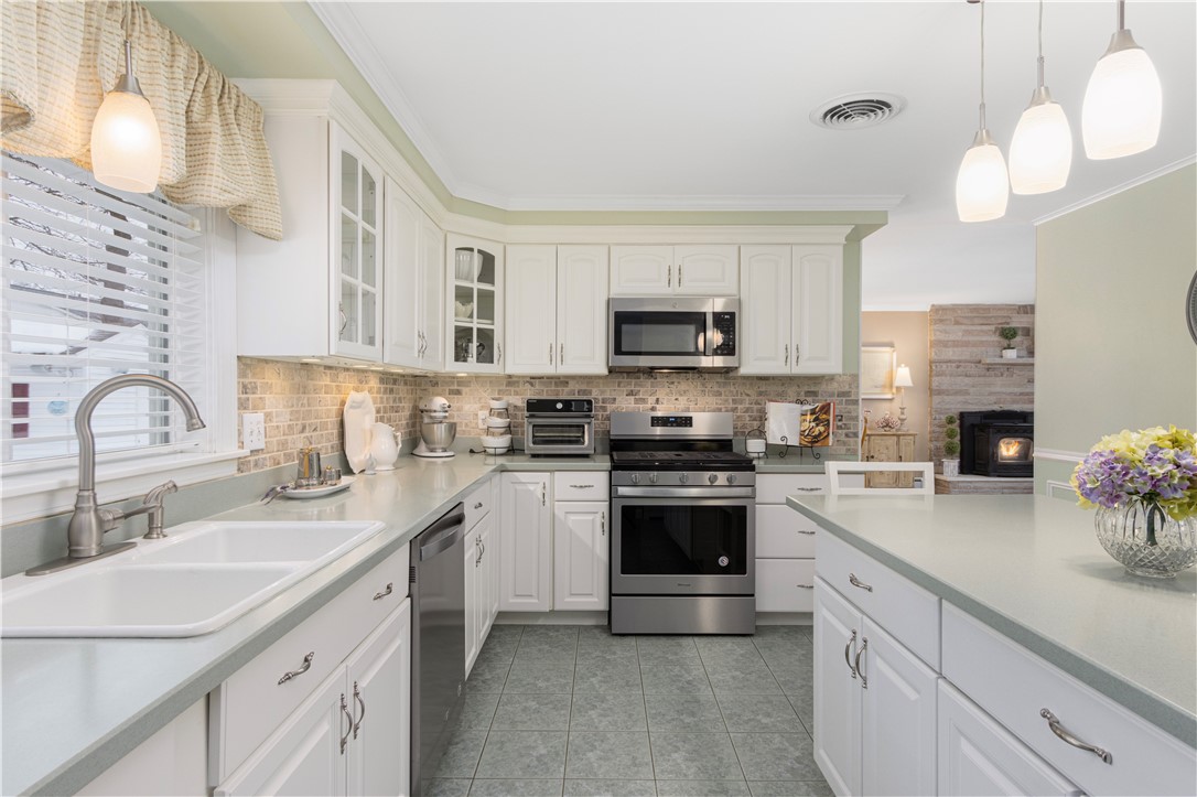 105 Coldbrook Drive Cranston, RI 02920 - Photo 6 of 33