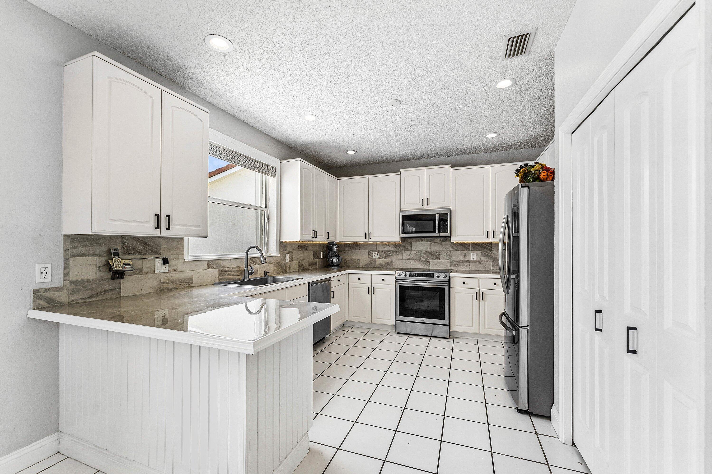 18250 Blue Lake Way Boca Raton, FL 33498 - Photo 15 of 50 Kitchen