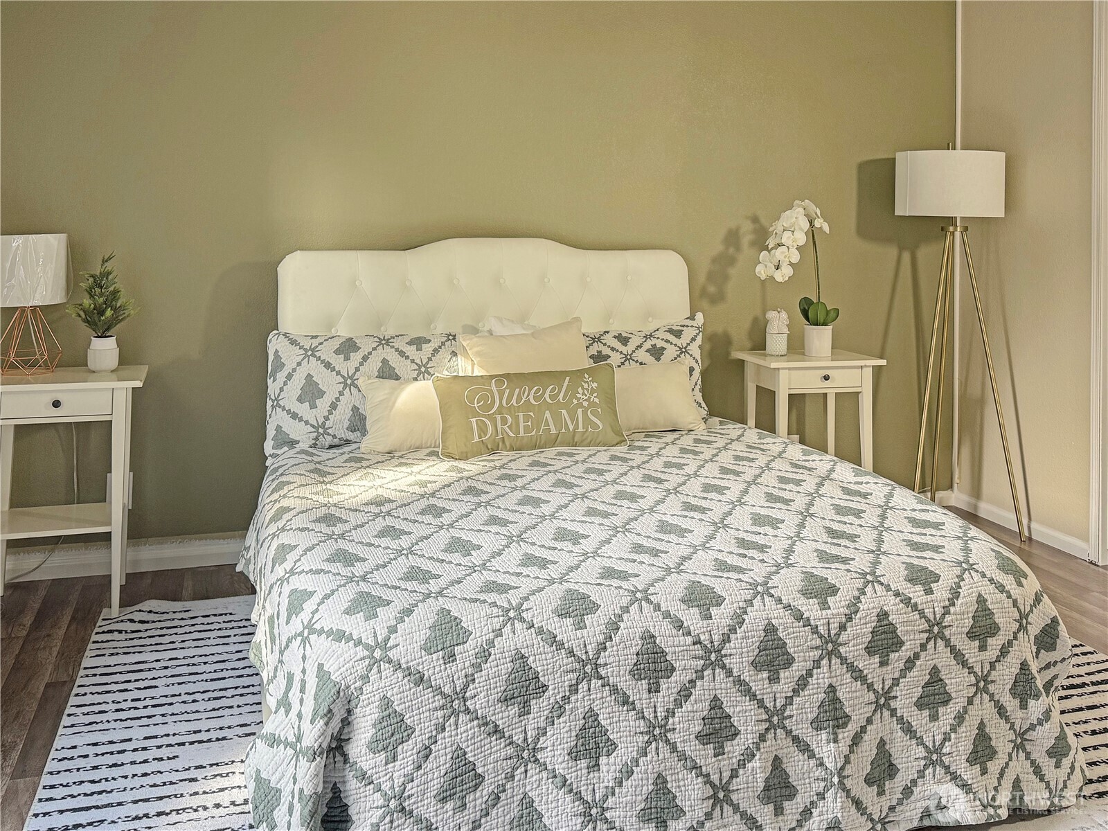 6236 Azure Way Maple Falls, WA 98266 - Photo 6 of 14 a bedroom with a bed and a lamp on table